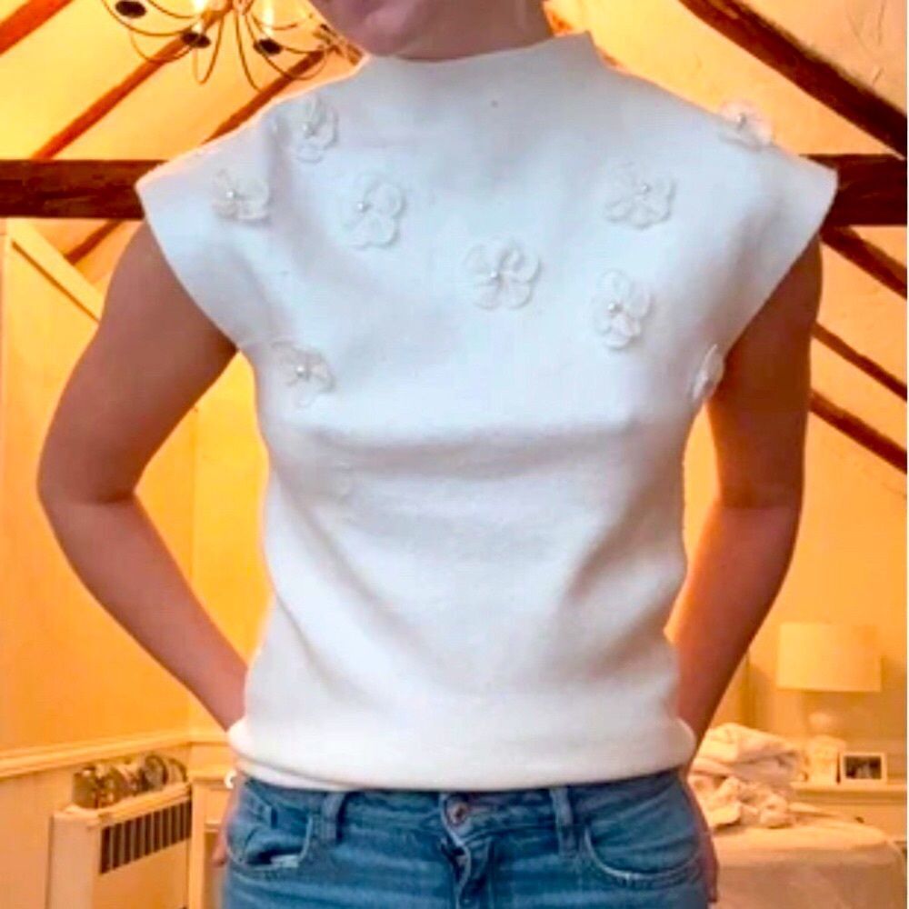 Zara Sweater Cream Flower Appliqué Rhinestone Knit Top Size M • NEW WITH TAGS •